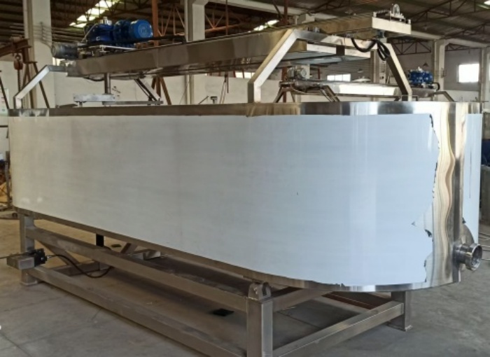 公司新增奶酪制作設(shè)備—不銹鋼奶酪槽、奶油摔打機(jī)